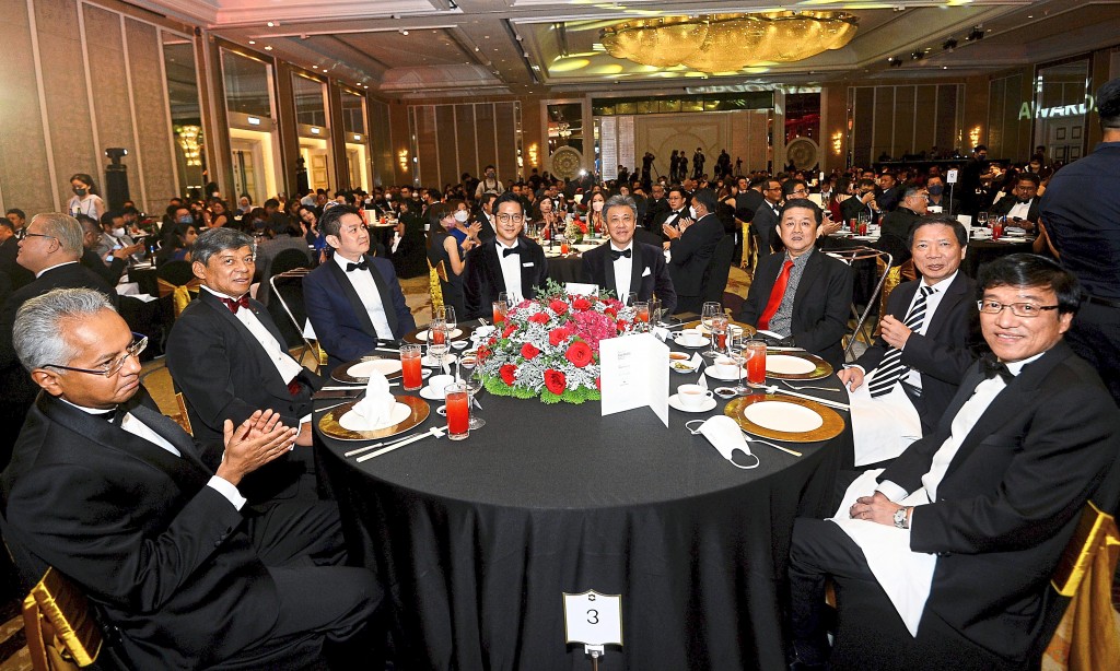 Enjoying their meals: Star Media Group advisor Datuk Seri Wong Chun Wai (fourth right) together with guests (from left) Sime Darby Property group managing director Datuk Azmir Merican, Lagenda Properties chairman Tan Sri Ahmad Kamarulzaman Ahmad Badaruddin and group managing director Datuk Doh Jee Ming, Tropicana Corporation Bhd group executive director Jared Ang, Platinum Victory managing director Tan Sri Gan Yu Chai and director Datuk Alex Tan Ai Chong and Mah Sing Group Bhd group CEO Datuk Ho Hon Sang at the StarProperty Awards.