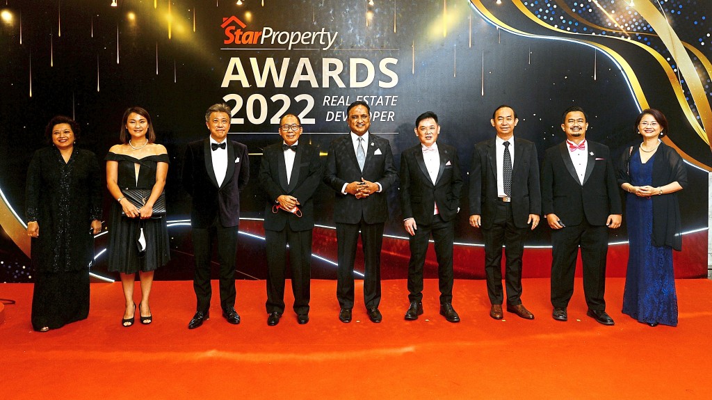 The VIPS of the night: (From left) Royal Institution of Surveyors Malaysia vice-president Aziah Mohd Yusoff, Guocera Sdn Bhd managing director Sally Cheng, Star Media Group Bhd adviser Datuk Seri Wong Chun Wai, chairman Tan Sri Chor Chee Heung, Housing and Local Government Minister Datuk Seri Reezal Merican Naina Merican, Star Media Group Bhd group chief executive officer Alex Yeow, Guocera Sdn Bhd group managing director Datuk Jim Khor, MalaysiaGBC past president Associate Professor Sarly Adre Sarkum and Star Media Group Bhd chief business officer Lydia Wang at the StarProperty Real Estate Developer Awards 2022 gala dinner.