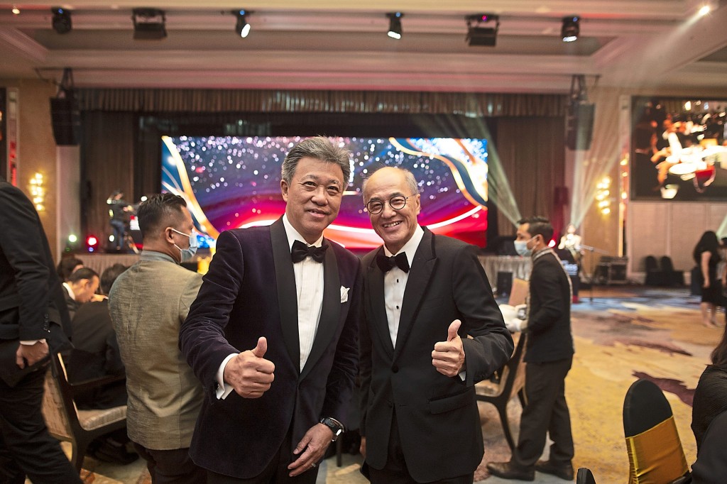 Star Media Group advisor Datuk Seri Wong Chun Wai (left) and IJM Land chief executive officer Datuk Wong Tuck Wai giving the thumbs up.