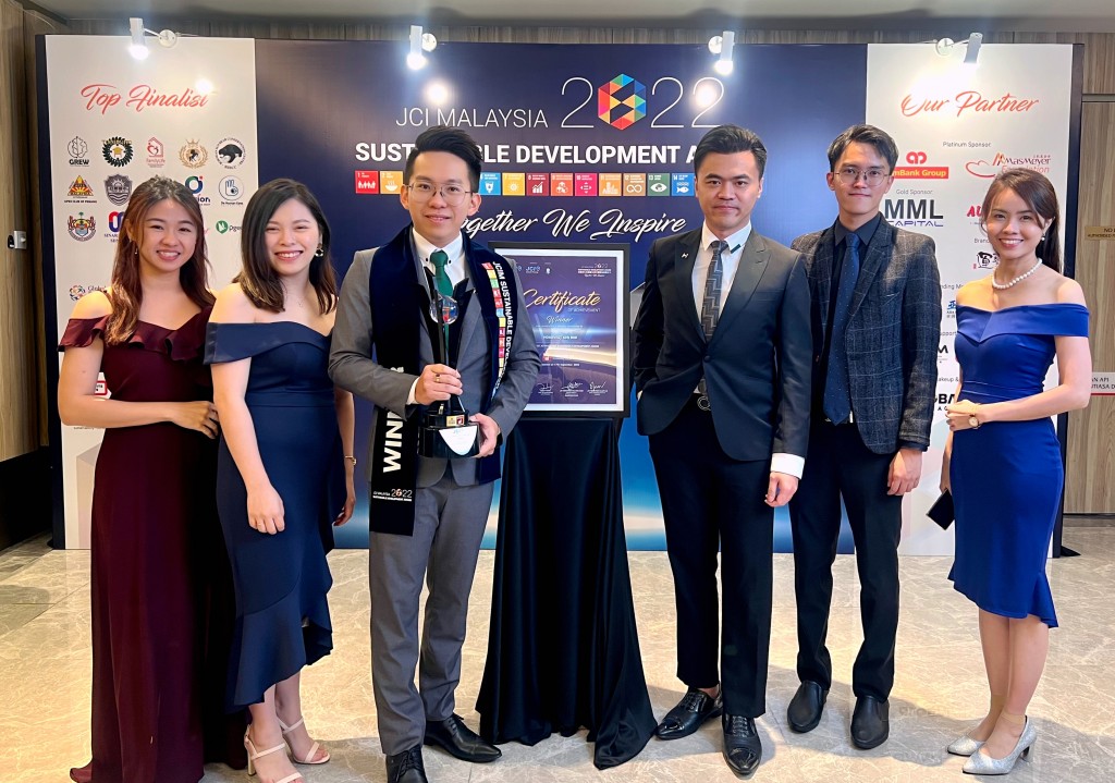 The HOMEVEST team with Low (third from left) and Lim (third from right).