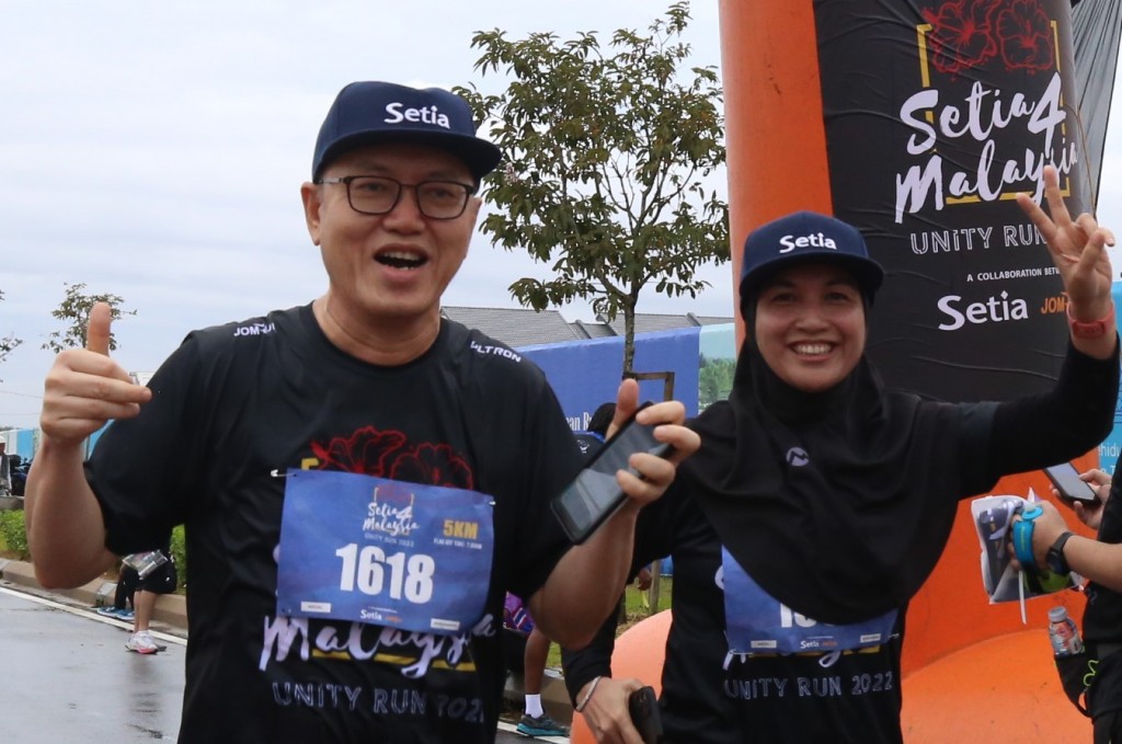 Choong and Lindayani cheer after crossing the finishing line.