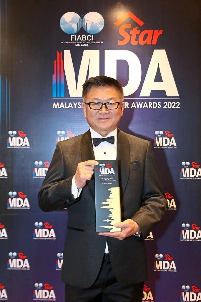 Scientex chief executive officer Lim Peng Jin with his MDA trophy. — FAIHAN GHANI/The Star
