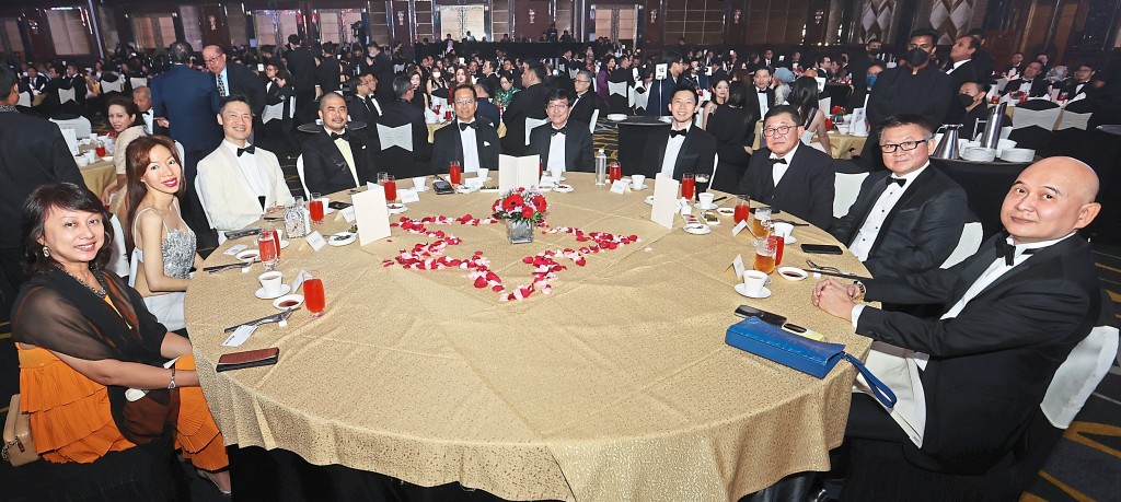 (From left) Star Media Group client brand marketing assistant general manager KC Tan, Eupe Corporation  Bhd group sales and marketing director Datin Michelle Gan and group managing director Datuk Beh Huck  Lee, KEN Holdings Bhd group managing director Sam Chek S Tan and group executive chairman Datuk  Kenny Tan Boon Kang, Mah Sing Group Bhd group chief executive officer Datuk Ho Hon Sang and group  strategy and operations director Lionel Leong, Scientex Bhd property division executive director Koay Teik  Chuan, Scientex Bhd chief executive officer Lim Peng Jin and Scientex Bhd property division chief operating  officer Datuk Alex Khaw. - Art Chen / The Star