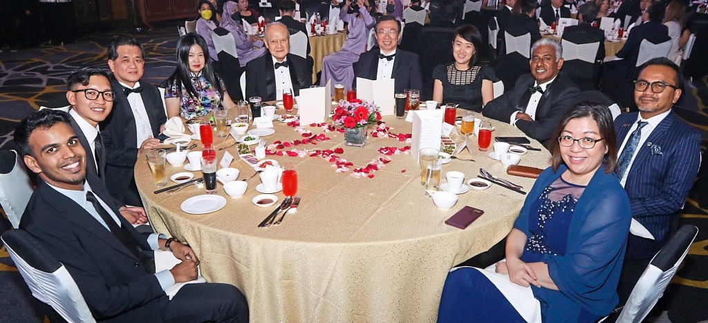(From left) KPMG Management and Risk Consulting Sdn Bhd representatives Moses Ravindran and Mohd  Imran, FIABCI-Malaysia national committee members Dr Yu Kee Su, Low Hui Yen and Datuk Alan Tong,  Malaysian Chinese Language Council president Datuk Eddie Heng Hong Chai, Carlsberg Malaysia corporate  affairs and sustainability director Pearl Lai, FIABCI-Malaysia national committee members Siva Shanker and  Fakru Radzi and Star Media Group Client Brand Marketing assistant general manager Phua Yen Li.— IZZRAFIQ ALIAS/The Star
