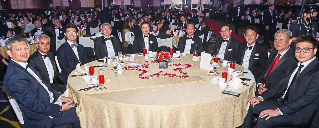 (From left) Sime Darby Property chief executive officer Mohd Sohimin Mohd Alayedin and group managing  director Datuk Azmir Merican, OSK Holdings Bhd deputy group managing director Ong Ju Xing and property  development chief executive officer Ong Ghee Bin, IOI Properties Group Bhd chief executive officer Datuk  Voon Tin Yow and chief operating officer Teh Chin Guan, S P Setia Bhd executive vice president Datuk Zaini  Yusoff and executive vice president Datuk Stanley Saw Kim Suan, DPS Resources Bhd executive chairman  Datuk Seri Sow Chin Chuan and managing director Edward Sow Yuen Seng. — IZZRAFIQ ALIAS/The Star