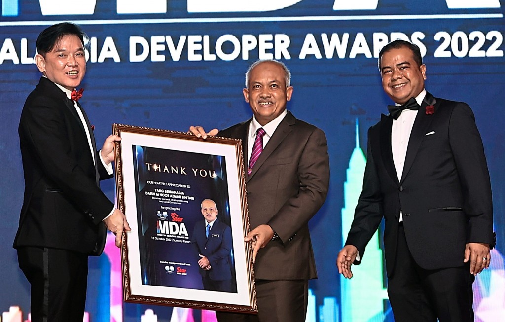 Yeow (left) presenting a momento to Noor Azman as Firdaus (right) looks on  - Art Chen / The Star