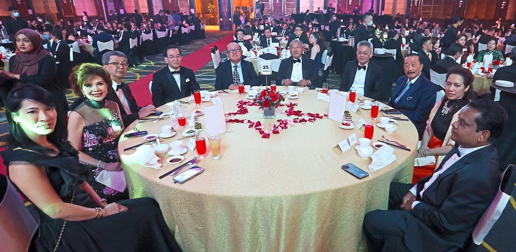 (From left) Star Media Group senior general manager Corinne Chieng, LBS Bina Group Bhd executive  chairman Tan Sri Lim Hock San and his wife, Puan Sri Karen (second from left), Symphony Life Bhd executive  chairman Tan Sri Tan Khoon Hai and group chief executive officer Chin Jit Pyng, Matrix Concepts Holdings  Bhd founder and group executive deputy chairman Datuk Seri Lee Tian Hock and group managing director  Ho Kong Soon, Berjaya Corporation Bhd chairman Tan Sri Vincent Tan Chee Yioun, deputy chairman of  Better Malaysia Foundation Datin Seri Sunita Mei-Lin Rajakumar and joint group chief executive officer Syed  Ali Shahul Hameed.  - Art Chen / The Star