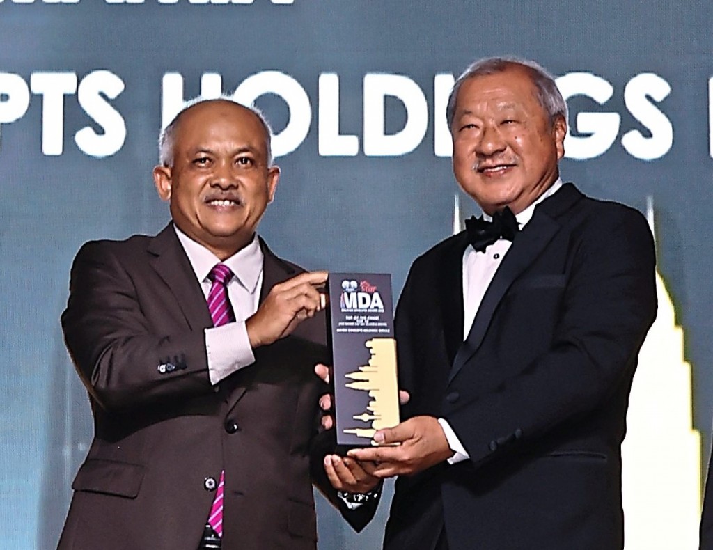 Matrix Concepts Holdings Bhd founder and group  executive deputy chairman Datuk Seri Lee Tian  Hock receiving his trophy from Noor Azman. - Art Chen / The Star