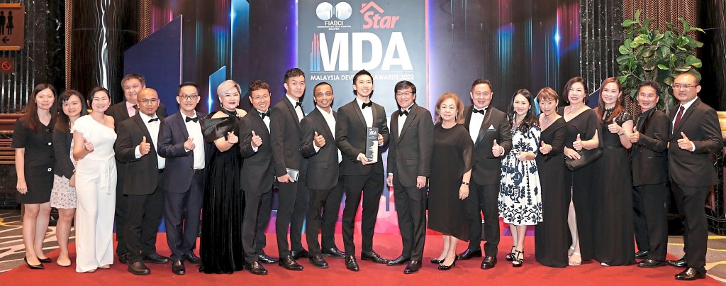 Mah Sing Group Bhd group chief executive officer Datuk Ho Hon Sang (ninth from left) and group strategy  and operations director Lionel Leong (holding trophy) with their team.