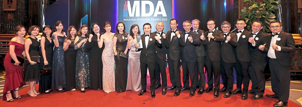 IOI Properties Group Bhd chief executive officer Datuk Voon Tin Yow (holding the trophy) with his team.