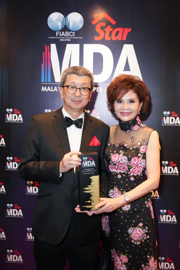 LBS executive chairman Tan Sri Lim Hock San and wife Puan Sri Karen Wang holding their trophy.