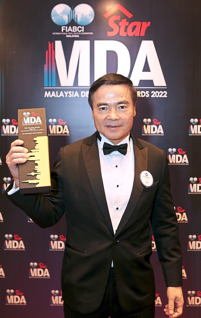 IOIPG chief executive officer Datuk Voon Tin Yow holds up the MDA trophy. — FAIHAN GHANI/The Star