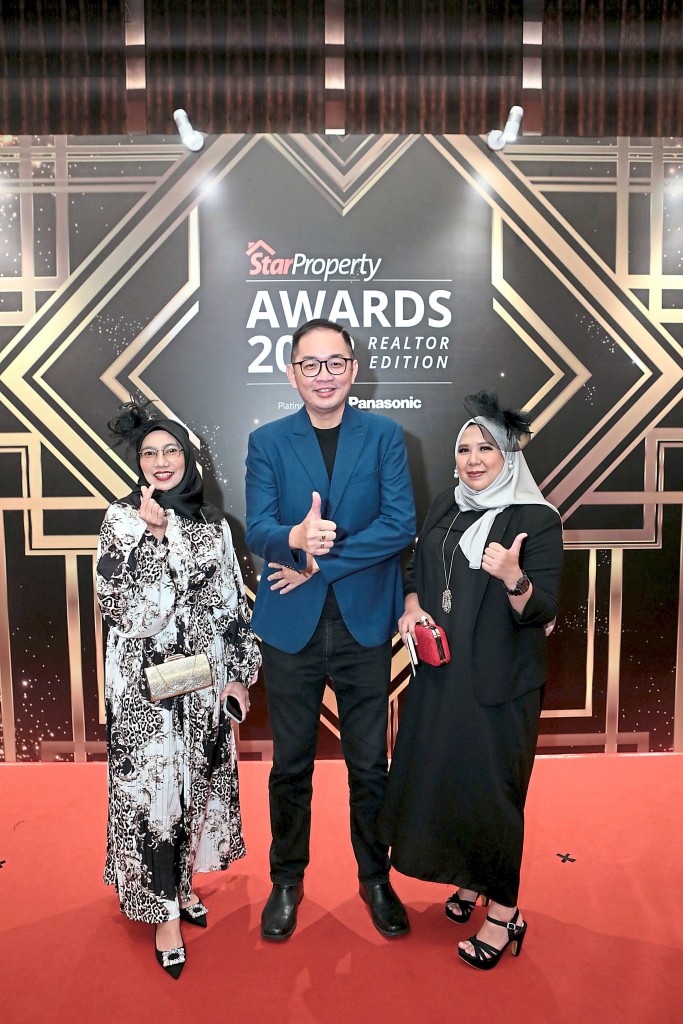 (From left) Wan Azima , Alan Ng and Iza from Chester Properties show love for the event.