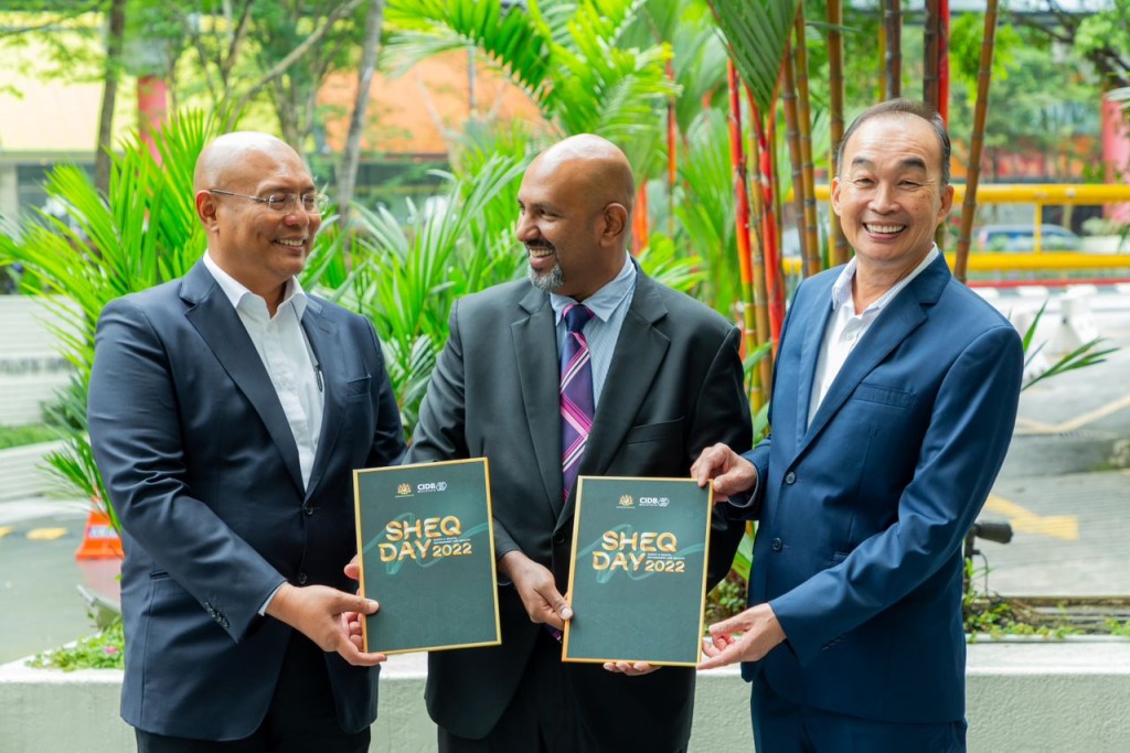 (From left) Inta Bina executive director Ahmad Bin Awi (left), Soosay and Lim celebrate their Sunway Lenang Heights Qlassic Award.