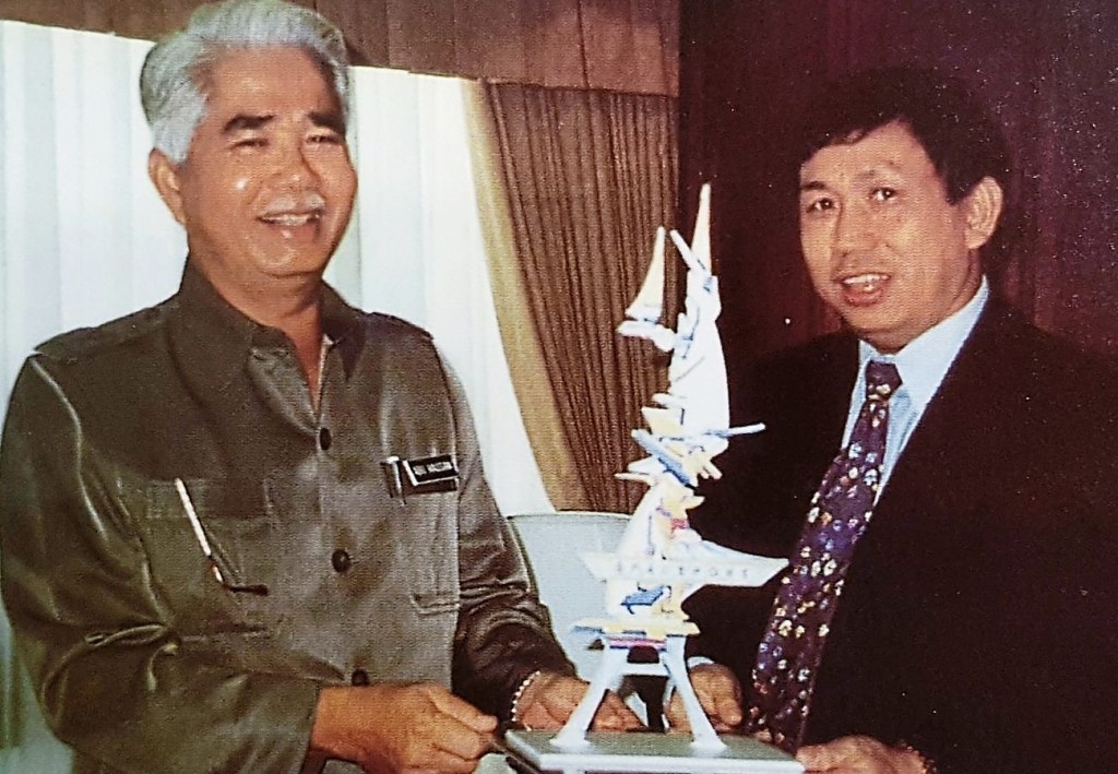 1997 – Extending the Smart City Vision  Then Selangor Menteri Besar Tan Sri Abu Hassan (left) lends support to the 1st of its kind technology-based leisure park, with a showcase of over one million LED lights. Today, known as the City of Digital Lights, it received accolades from CNN Travel as among the world’s top 25 most colourful and brightest places.