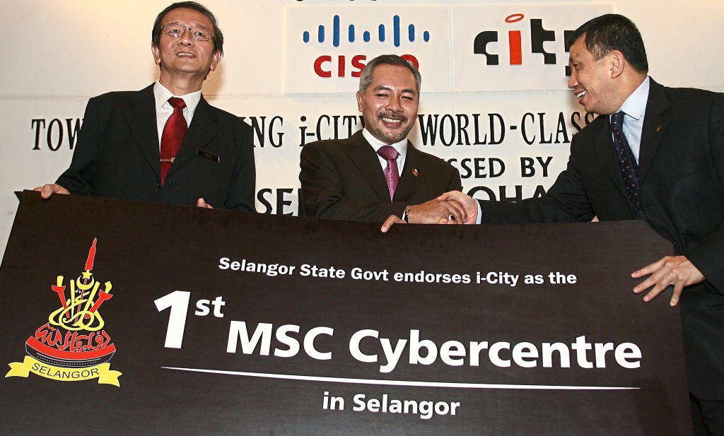 2007 – Delivering a Cybercentre for Selangor Then Selangor Menteri Besar Tan Sri Mohamad Khir Toyo (centre) endorsed i-City as the 1st private-funded Cybercentre in Selangor. This eventually leads to i-City getting the MSC status from the Federal government. Today, i-City is powered by super AI and dual-fibre connectivity network, artificial intelligence (AI) features including a Tier-3 certified data centre on-site.