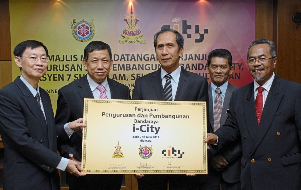 2011 – Creating an International Community A tripartite Management and Development Agreement (MDA) was sealed between the Selangor State government, Shah Alam Municipal Council (MBSA) and i-City. Respectively represented by then State Secretary Datuk Mohammad Khusrin (middle), then Datuk Bandar Shah Alam, Datuk Mohd Jaafar Mohd Atan (right) and Director Datuk Eu Hong Chew (left). Today, MNCs and global companies co-exist in a liveable environment in i-City.