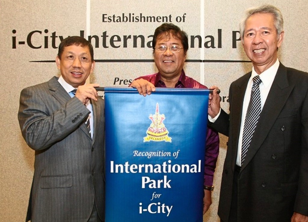 2008 – Receiving the Royal Support: Sultan of Selangor Sultan Sharafuddin Idris Shah accorded i-City as an International Zone and this has propelled Shah Alam from a mono-ethnic community into a diverse population with multi-racial needs and interests. The royal support escalated the development of i-City under the administration of then Selangor Menteri Besar the late Tan Sri Abdul Khalid Ibrahim (middle).