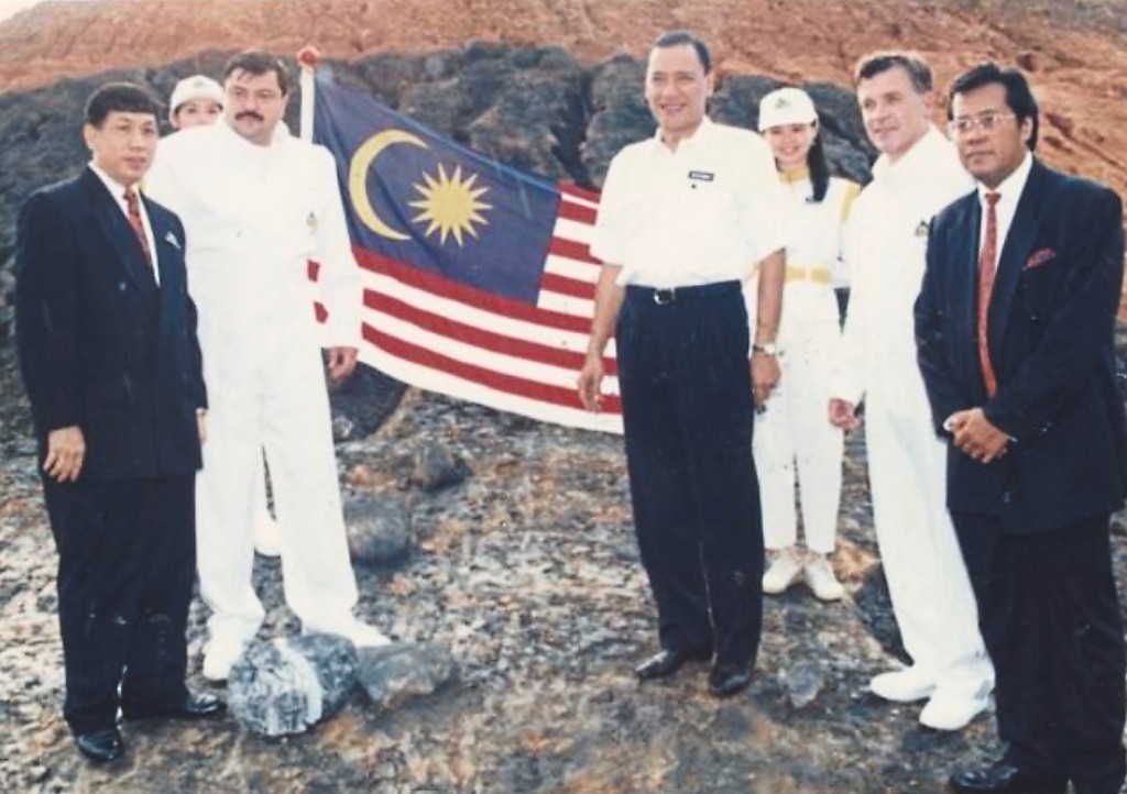 1995 – Realising the Smart City Vision Then Selangor Menteri Besar Tan Sri Muhammad Taib (middle) kick starts with the Russian Aerospace Showcase. i-City consciously adopts technology at the onset to push the boundaries of its development. Today, i-City is recognised as Malaysia No 1 Technology City and its eco-system supports high value-added industries.