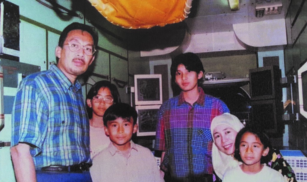 1997 – A future Prime Minister's visit on insights into ICT: The RM10mil Russian Aerospace Showcase attracted over one million visitors and among the many are Datuk Seri Anwar Ibrahim (left), Datin Seri Wan Azizah Wan Ismail (seated, right), Nurul Izzah (standing, rear) and the rest of his family, who are inside the MIR Space Station.