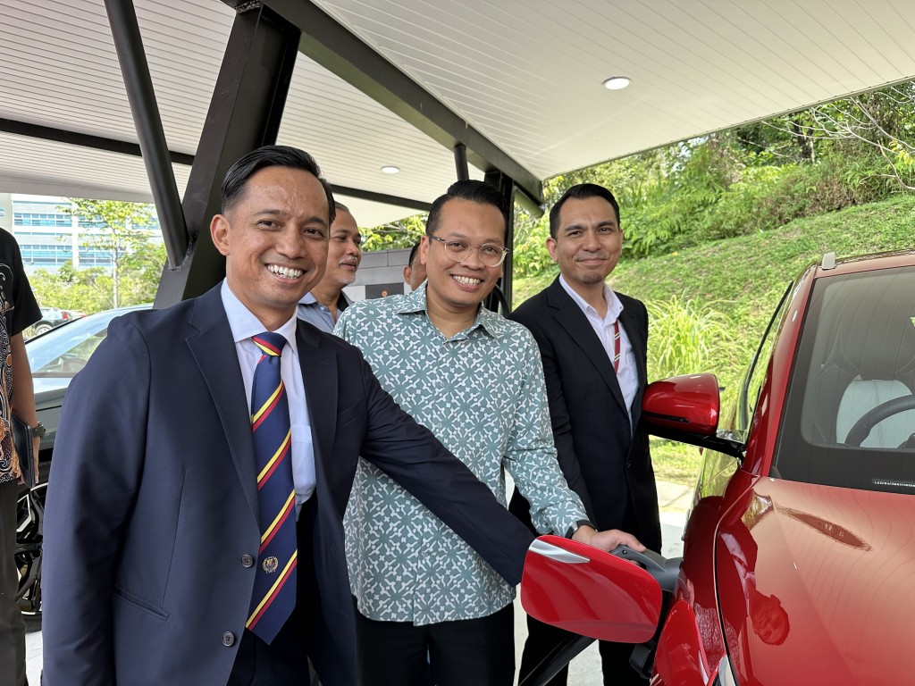 The VIPs are inaugurating the GO TO-U EV charger at the station.