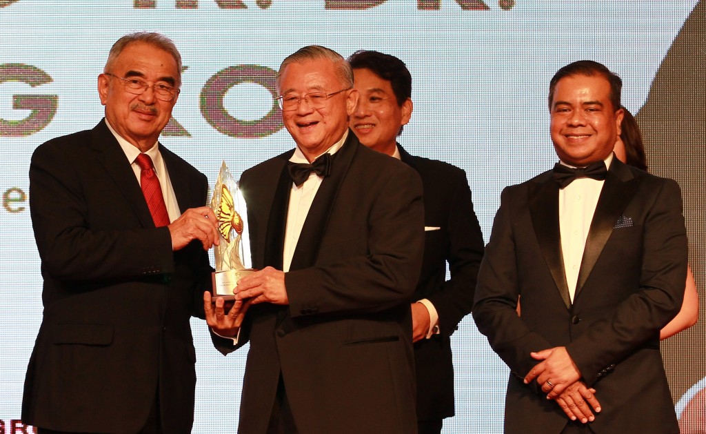 Mohd Ali (left) presenting Property Man award to Teo as Firdaus (right) looks on. - CHAN TAK KONG/The Star