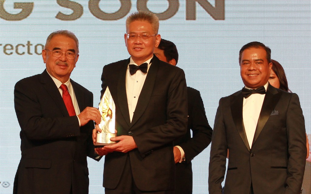 Mohd Ali (left) presenting Property CEO award to Ho as Firdaus (right) looks on. - CHAN TAK KONG/The Star
