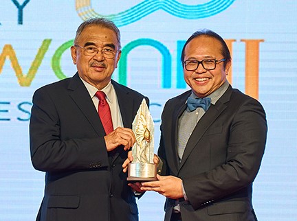 Mohd Ali (left) presenting the MPA trophy to Lee.