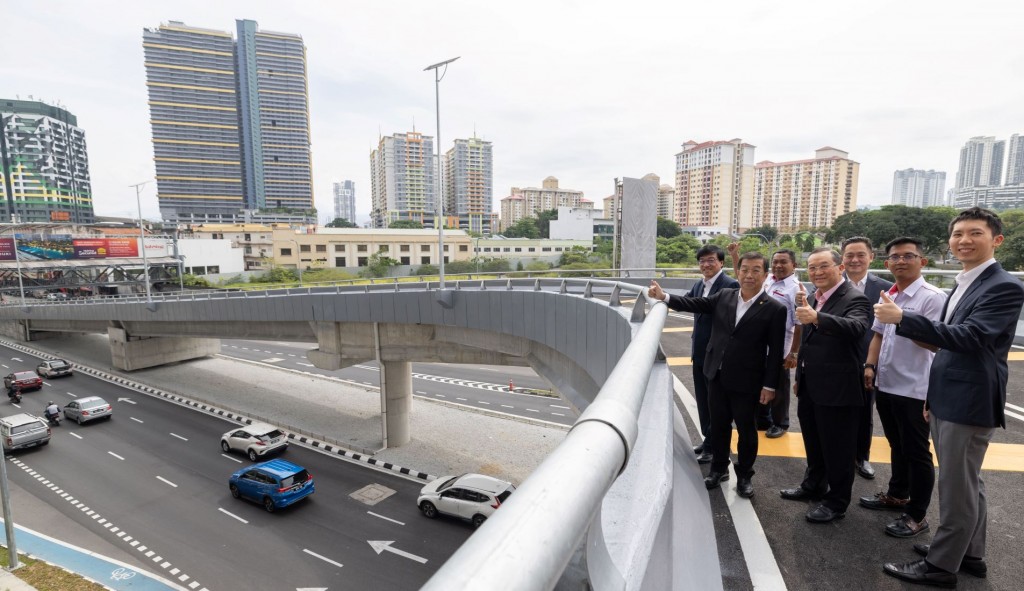 (From farthest left) Ho, Tan, Roslan, Leong, Yeoh. Kuek and Lionel inspect the ramp after the ribbon-cutting ceremony.