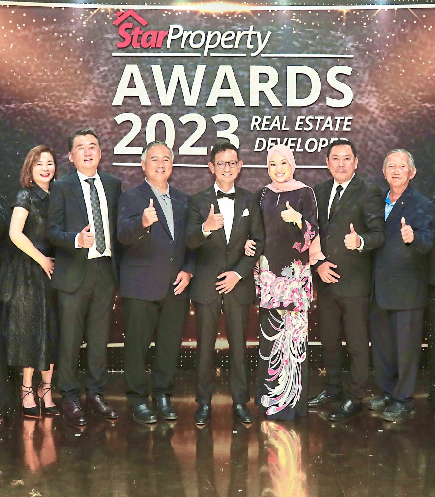 Giving a thumbs up to the StarProperty Awards 2023 gala dinner are (from left) Wawasan Intact Properties manager Datin Chong Chin Wei, director Datuk Ng Choon Koon and director Datuk Ng Choon Cheng, KotaSAS director Datuk Shahrul Nizam with his wife Datin Marsita Mashhor and head Mohd Farizan as well as Wawasan Intact Properties chairman Ng Sun Foo.