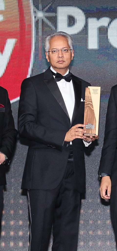 Sime Darby Property managing director Datuk Azmir Merican holding the All-Stars Award.