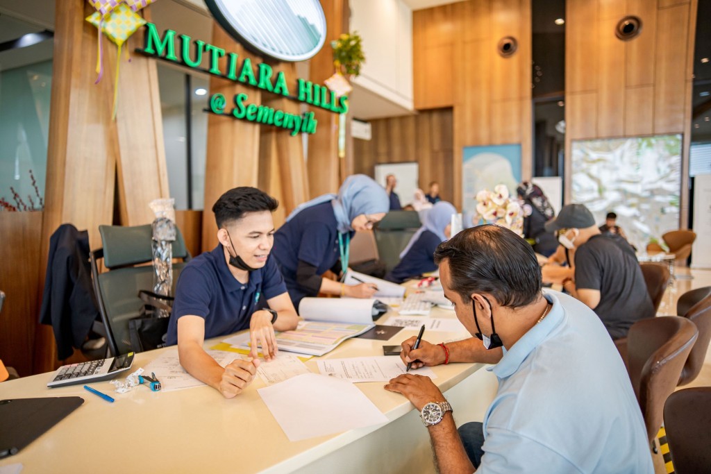 Homebuyers of Balau Homes Phase 1B in the process of signing the sales and purchase agreements at Mutiara Hills Sales Gallery in Semenyih, Selangor recently.