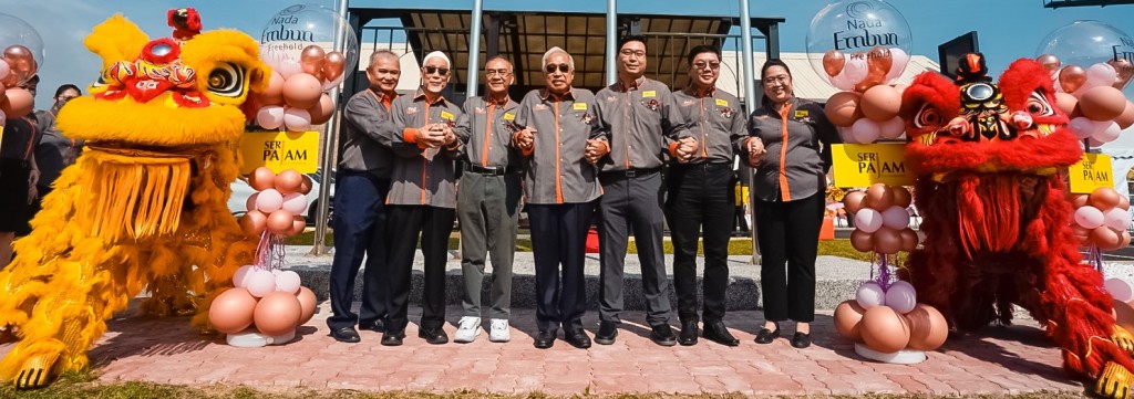 Seri Pajam Development directors Wong Chow Han and Zainal Abidin Abdullah, group chairman Datuk Ten Ah Man, chairman Datuk Noordin Mohd Yatib, chief operating officer Ten Wee Seong, chief financial controller Tey Soo Leng and director Ten Fui Jean join hands to show their unity after the launch of Nada Embun.