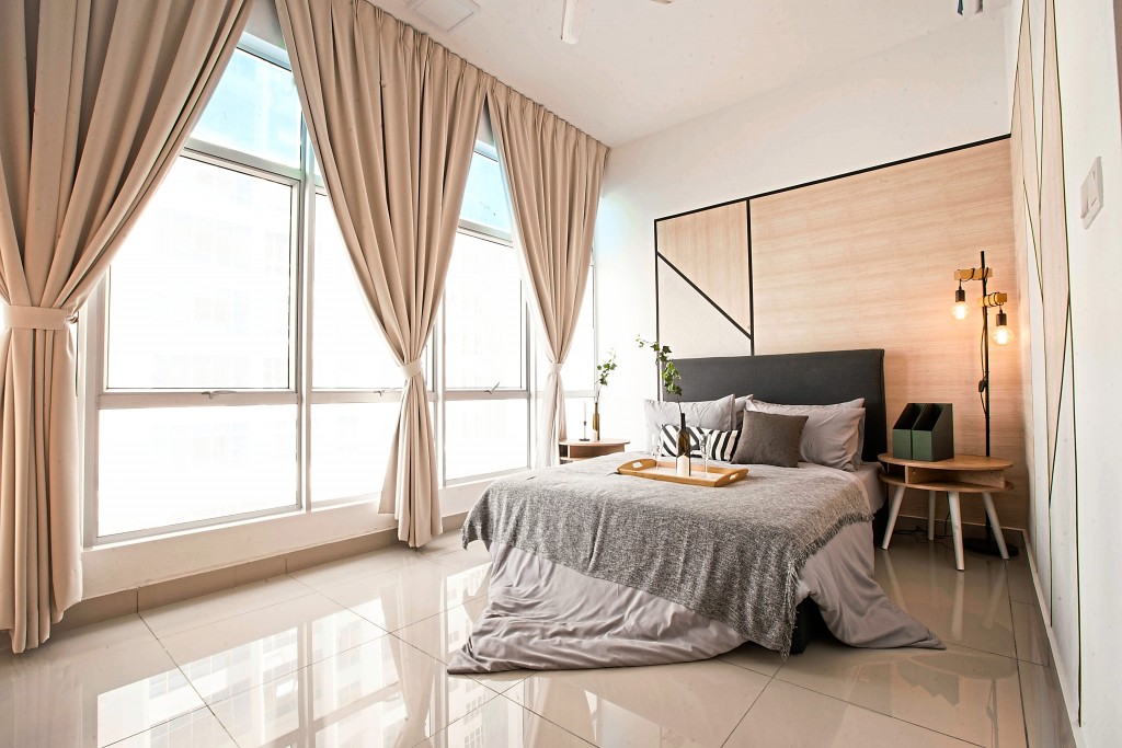 The amplified ceiling height gives the unit a sense of spaciousness and modernity.