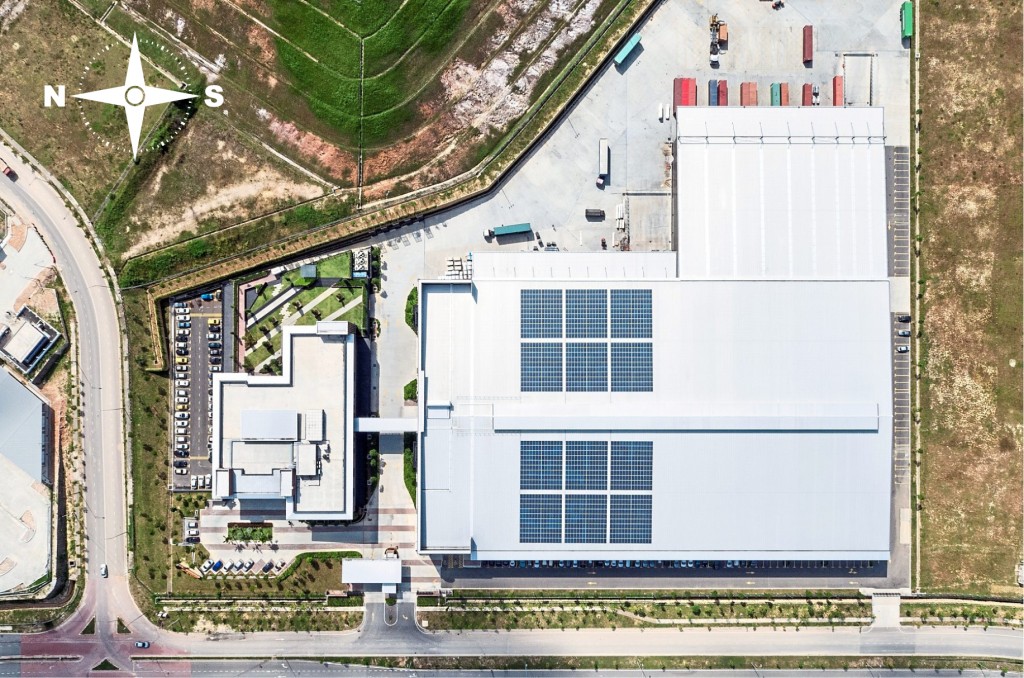 The building’s long sides, where the warehouse and entrance are, face the morning and afternoon sun.