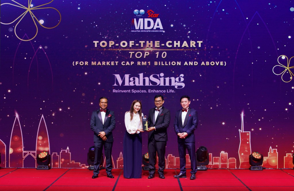 Jane (second from left) receiving the award from Akmal Nasrullah Mohd Nasir as Yeow (right) and Firdaus (left) look on.