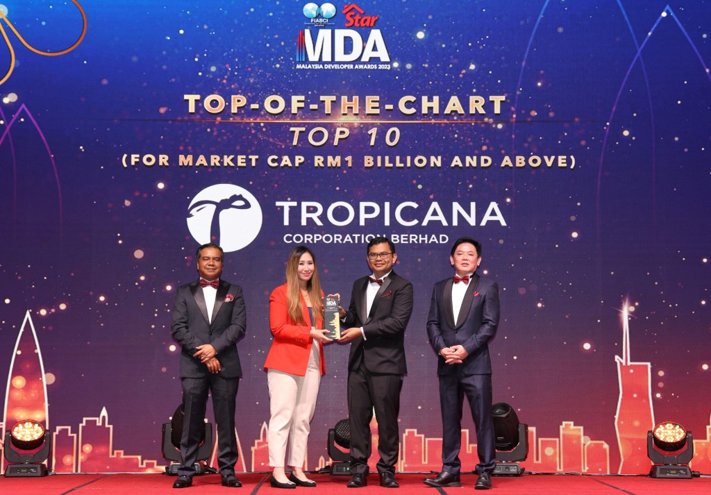 Ixora (second from left) receiving the award from Deputy Local Government Development Minister Akmal Nasrullah Mohd Nasir as Star Media Group chief executive officer Alex Yeow (right) and FIABCI-Malaysia president Datuk Firdaus Musa (left) look on.