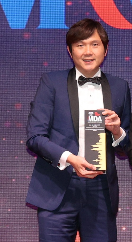 MRCB group chief operating officer Kwan Joon Hoe is all cheers with the trophy.