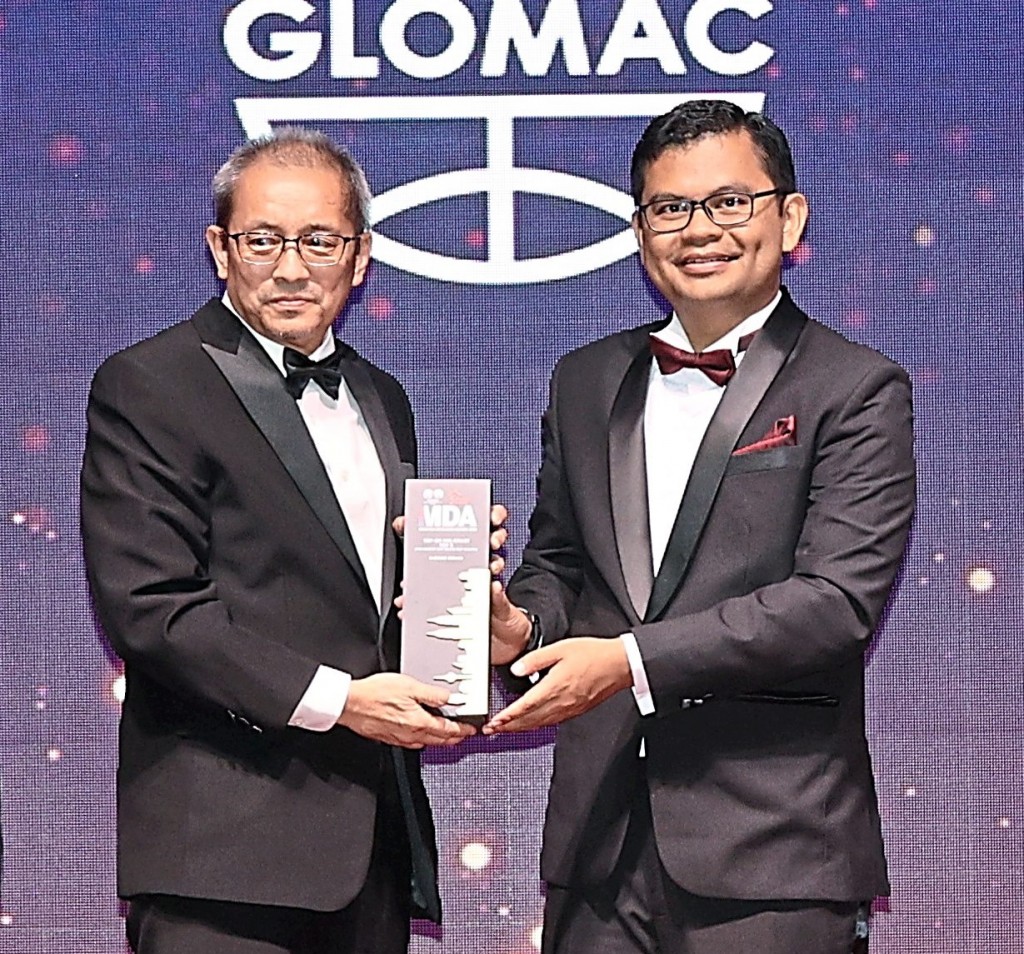 Glomac chief operating officer Zulkifly Garib receiving the trophy from Deputy Local Government Development Minister Akmal Nasrullah.