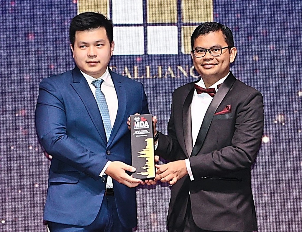 NCT Alliance director Sae-Yap Atthakovit (left) receiving the trophy from Akmal Nasrullah.