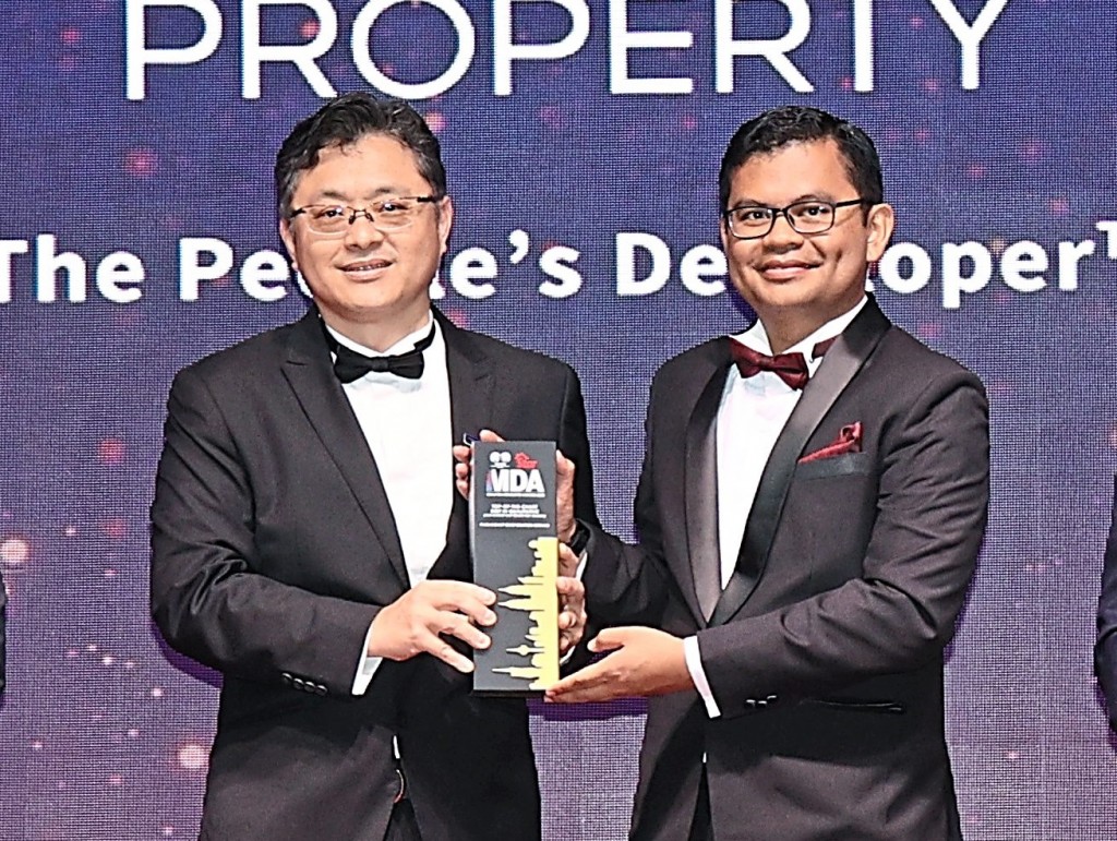 Paramount Property chief executive officer Chee Siew Pin (left) receiving the trophy from Akmal Nasrullah.