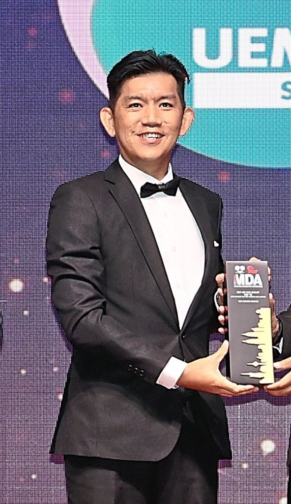 UEM Sunrise chief operating officer Liong Kok Kit gives a big smile after receiving the award.