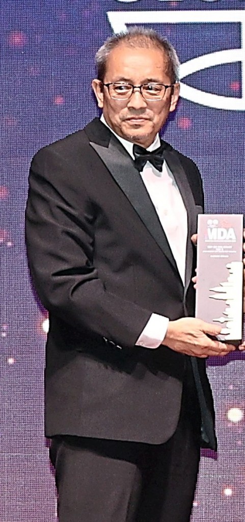 Glomac chief operating officer Zulkifly Garib holding the MDA trophy.