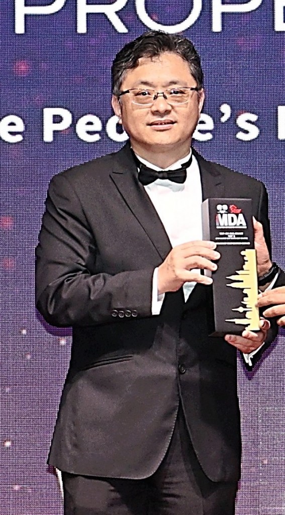 Paramount Corporation chief executive officer Chee Siew Pin with his trophy.
