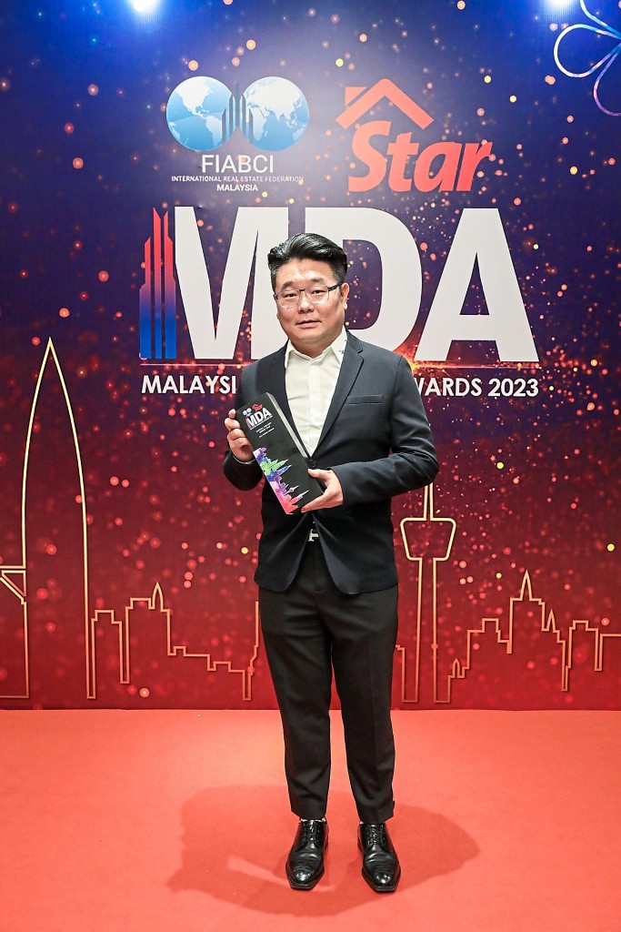 OCR Group managing director Billy Ong holding this Rising Star award.