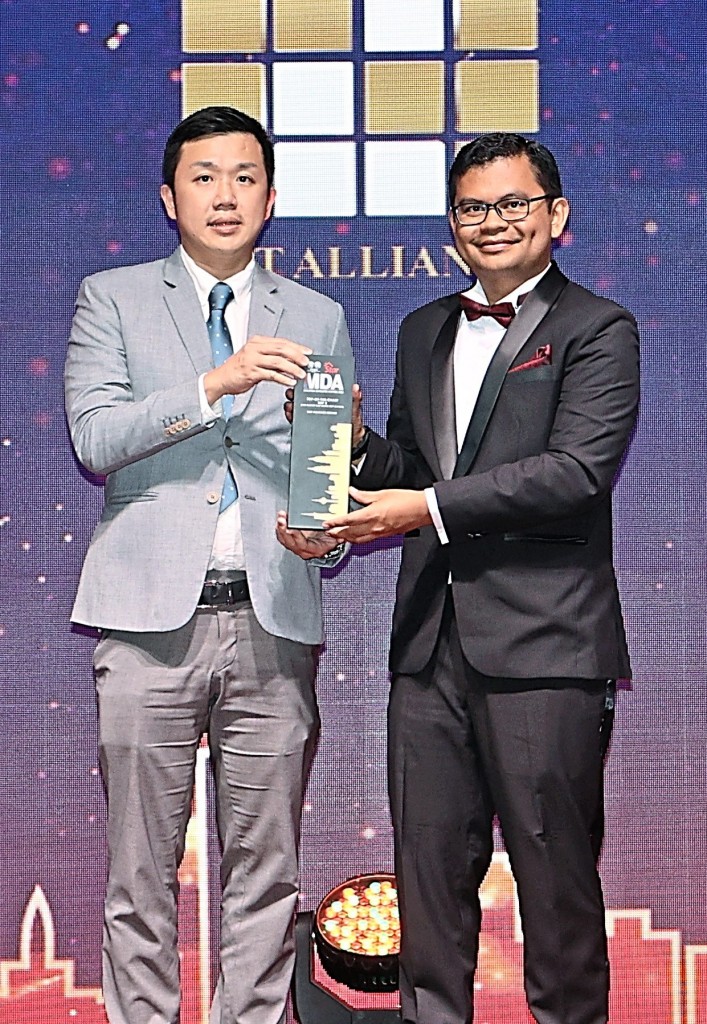 NCT Alliance executive director Yap Chun Theng (second from left) receiving the trophy from Deputy Local Government Development Minister Akmal Nasrullah as Star Media Group chief executive officer Alex Yeow (right) and FIABCI-Malaysia president Firdaus Musa (left) look on.