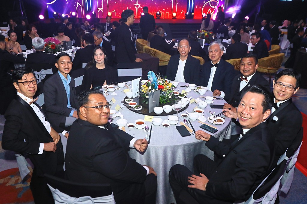 MDA 2023 esteemed panel of judges: (From centre left) Malaysian Institute of Professional Estate Agents and Consultants (MIPEAC) vice president Kamal Abd Ghafur Korusamy, Association of Valuers, Property Managers, Estate Agents and Property Consultants in the Private Sector Malaysia (PEPS) immediate past president Michael Kong Kok Kee, Deloitte Malaysia validators Muhd Imran and Wan Nadia, FIABCI-Malaysia member See Kok Cheng, Malaysian Institute of Property and Facility Managers (MIPFM) editor-in-chief Professor Ting Kien Hwa, Malaysian Institute of Architects (PAM) honorary treasurer Ridha Razak, Malaysian Institute of Estate Agents (MIEA) president Tan Kian Aun and Royal Institution of Surveyors Malaysia (RISM) board of building management chair Datuk Paul Khong.