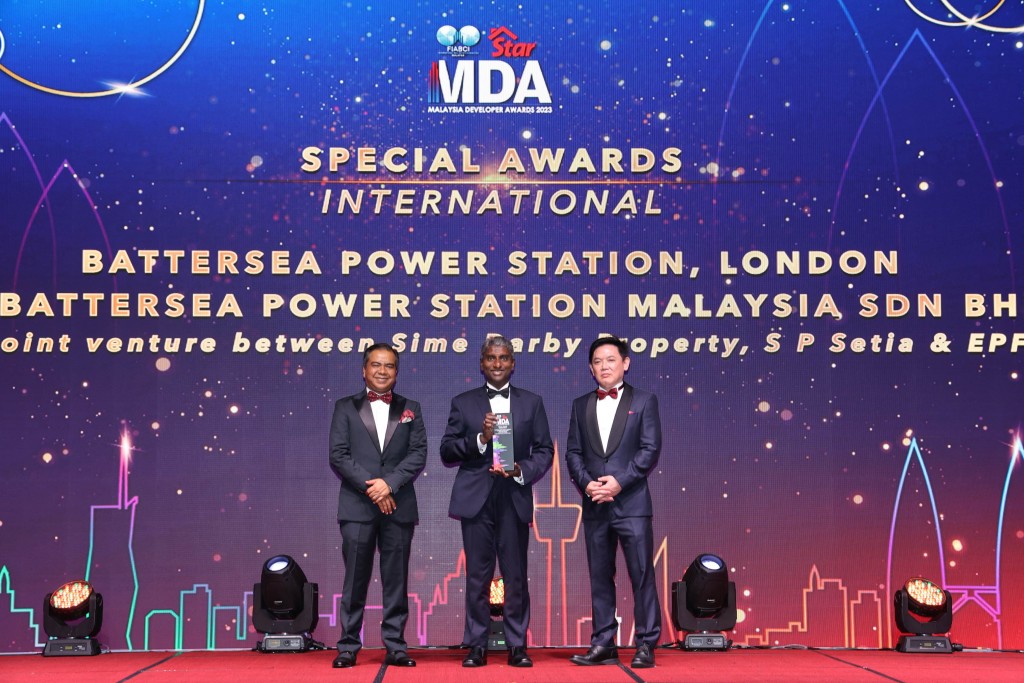 Sime Darby Property integrated development chief operating officer Datuk Mohd Idris Abdullah holding his trophy.