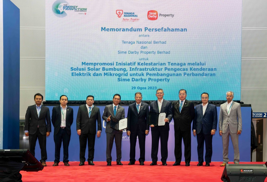 Azmir (right) and the SDP and TNB senior management pose with MoU documents at the event. From left are Wan Ahmad, Elmie, Jalaluddin, Kamal Arifin, Abd Razak, Mohd Sohimin, Indera and Rizal.