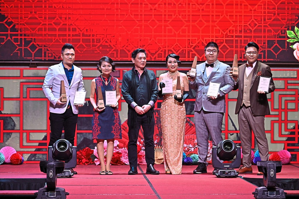 The first six winners of the StarProperty Millionaire Masters Award. From left are Desmond Gan (Knight World), Felicia Lee (IQI Realty), Alex Yeow and Kimberly Yang (IQI Realty), Jibril Chong (Believe Realty) and Hugo Chan (IQI Realty).